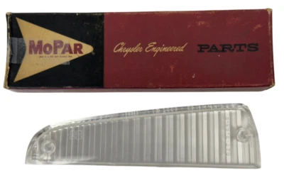 Cubierta de lente de lámpara de retroceso lateral derecho Plymouth 1963-1965 2421802 NOS Foto 1 de 4