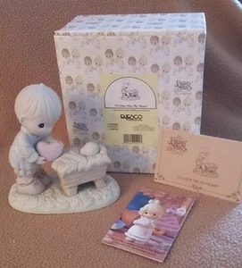 Precious Moments Figurine 1995 "I'll Give Him My Heart" #150088 - Picture 1 of 9