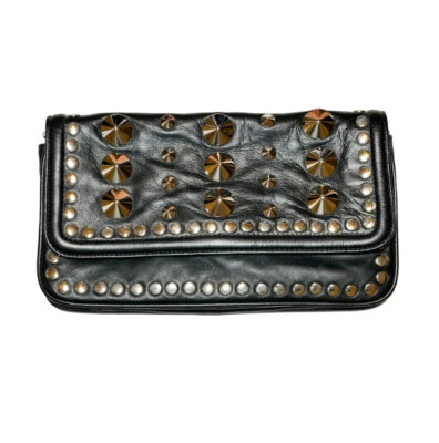 Bolso de mano sin asas BE&D de cuero negro con tachuelas de metal con solapa Foto 1 de 4