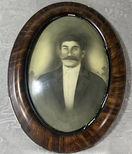 Antiguo retrato fotográfico convexo con cúpula de burbujas de vidrio - Hombre en traje - Ovalado - Imagen 1 de 13