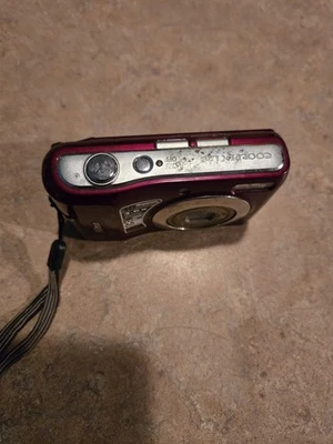 Nikon COOLPIX L20 10.0MP Digital Camera - Deep red - Image 1 of 4