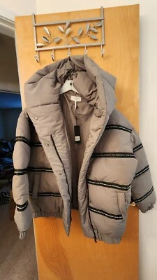 Puffer con capucha de una cucharadita Foto 1 de 4