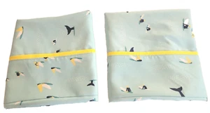 2 fundas de almohada personalizadas azul Stan/queen con borde amarillo.   Cola de surfista y pescado - Imagen 1 de 7