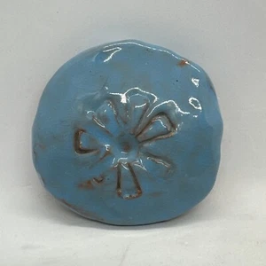 Fermacarte fatto a mano studio arte ceramica cerchio fiore margherita blu acqua firmato - Foto 1 di 5