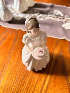 Royal Doulton handbemalte Porzellanfigur - Geburtstagsmädchen HN3423 NEUWERTIG - Bild 1 von 3