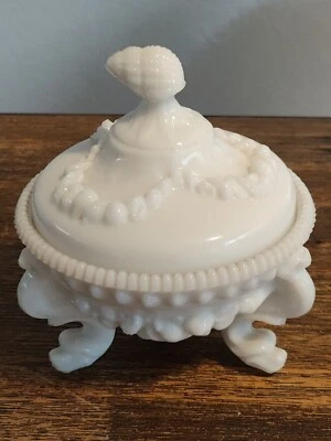 Scatola IN Vetro Opalina Treppiedi Xx ° Conchiglia E Testa Di Drago Milk Glass - Immagine 1 di 4
