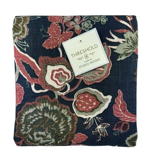 Mantel Threshold Studio McGee azul floral tejido liso algodón 60" x 84" - Imagen 1 de 11