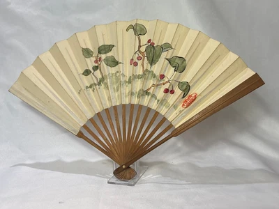Винтажный бумажный складной вентилятор с ручной росписью ветви вишневых деревьев и вишни Япония - Изображение 1 из 4