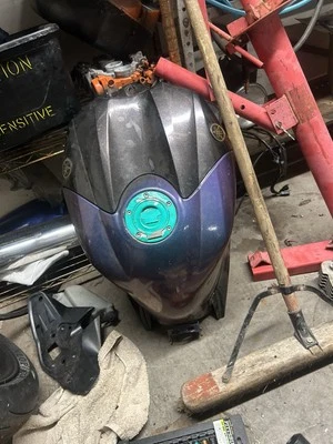 2007 r1 gas tank - Imagem 1 de 4