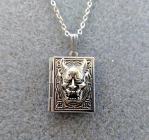 Collar medallón libro máscara Hannya japonesa - Imagen 1 de 9