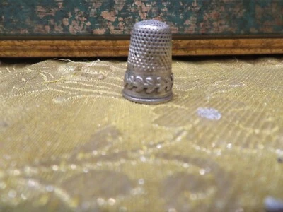 ancien dé a coudre XIXe en argent poincon sanglier decor feuilles de chene - Photo 1/2