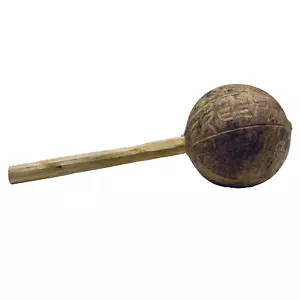 Strumento Maracas zucca di cocco intagliato a mano vintage - Foto 1 di 6