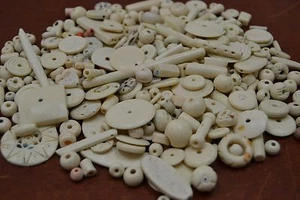 150 STCK. VERSCHIEDENE BRAUNE RUNDE RÖHRE BÜFFELKNOCHEN PERLEN - Bild 1 von 1