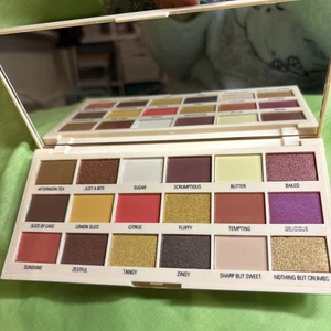 I 💛 Revolution Lemon Drizzle Eyeshadow Palette New - Picture 1 of 3