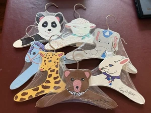 Lot 7 Holz Kinder Kleinkind Puppe Haustier einzelne Kleiderbügel 1983 BRANDNEU VERSIEGELT - Bild 1 von 4