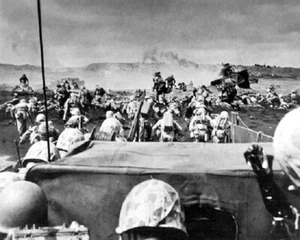 Foto 997a de marines estadounidenses desembarcando en la playa, Iwo Jima, Segunda Guerra Mundial Segunda Guerra Mundial 8x10 - Imagen 1 de 2