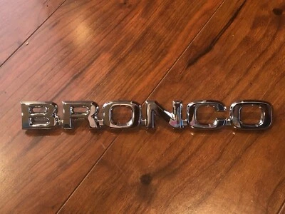 NOS 1980 1981 1982 1983 1984 1985 1986 FORD BRONCO FRONT FENDER EMBLEM CHROME Foto 1 de 4