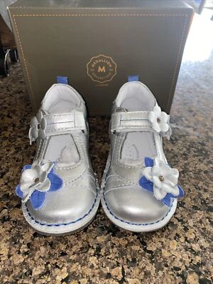 ZAPATOS STRIDE RITE MEDALLÓN CIARA NIÑAS PEQUEÑAS talla 8.5 CUERO PLATEADO Foto 1 de 4