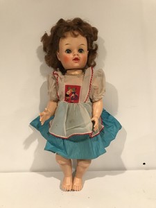 muñeca que camina y cierra los ojos