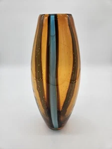 Jarrón de vidrio artístico con estuche a rayas de burbujas de aire ámbar y azul de mediados de siglo de 13" - Imagen 1 de 6