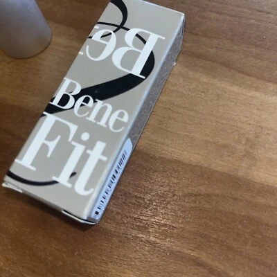 Dossier de lápiz labial Benefit  Foto 1 de 3