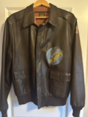 Avirex A2 Chaqueta de Cuero Bombardero Marrón Ejército Fuerzas Aéreas Hombres 44 L/XL Pintura Personalizada  Foto 1 de 4