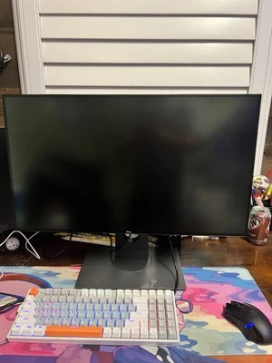 Dell UltraSharp U2718Q 27-inch 4K IPS Monitor with Stand 3840x2160 (16:9) - Image 1 of 4