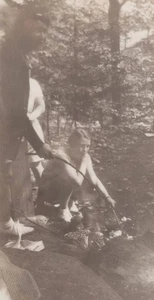 30er Jahre Frau Mann Outdoor Lagerfeuer Kochen Wald Candid Kindheit Moment - Bild 1 von 3
