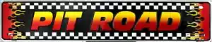 PIT ROAD 24"" x 5"" SEÑAL DE CALLE METAL CARRERAS LLAMAS PARADA EN BOXES BANDERA A CUADROS ST RD - Imagen 1 de 5