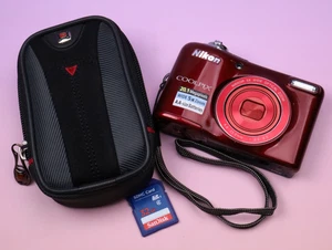 Nikon Coolpix L32 rosso/bordeaux 20,1 megapixel in bundle - scheda SD + cinturino + custodia - TESTATA - Foto 1 di 12