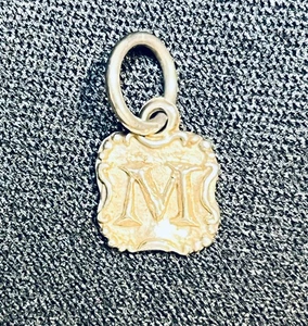 WAXING POETIC Sterling Silber Petite CREST "M" Initiale Anhänger/Charm (KMT) - Bild 1 von 5