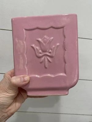 Jarrón vintage de cerámica rosa con detalle de tulipán McCoy o fabricante de EE. UU. Foto 1 de 4