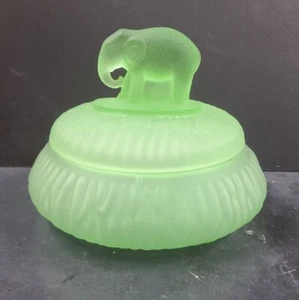 L E Smith Tarro de Polvo de Vidrio Satinado Verde Tapa Original Figura Elefante Años 30 - Imagen 1 de 11