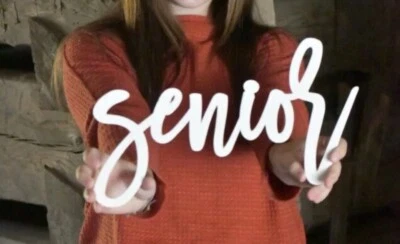 Letrero de madera de graduación 2024 Senior. "Propulsor senior para fotos, oro de 20"" x 11""". Foto 1 de 4