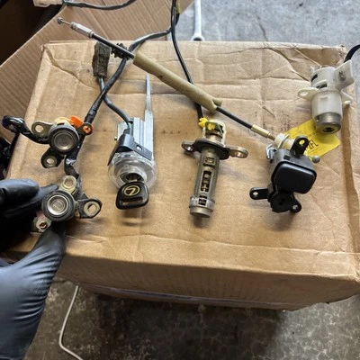 93-96 LEXUS JZZ31L SC400 SC300 CONJUNTO DE CHAVES DE TRAVA DE PORTA-MALAS DE IGNIÇÃO FABRICANTE DE EQUIPAMENTO ORIGINAL - Imagem 1 de 4