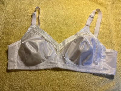 Playtex 5204 Bra Wire free Custom Fit Women's 36B Self Adjusting Soft Cup White - Image 1 of 4