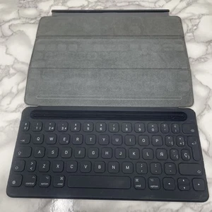 Original Apple MPTL2B/A iPad Pro Smart Keyboard 10,5 Zoll - schwarz (gebraucht) - Bild 1 von 8