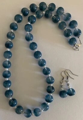 Juego de collar y pendientes con cuentas de vidrio azul y blanco de 18" Foto 1 de 4
