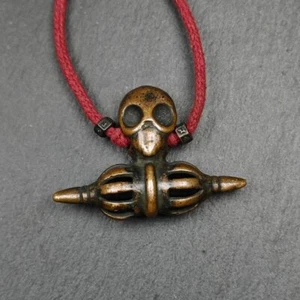Auténtico antiguo amuleto de calavera Citipati Vajra, budismo tibetano protector, siglo XIX - Imagen 1 de 10