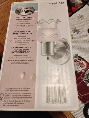 Hampton Bay ~ 1 luz, plateado ~ Aplique de pared ~ Pantalla de vidrio esmerilado ~ Interruptor giratorio ~ ¡NUEVO! Foto 1 de 2