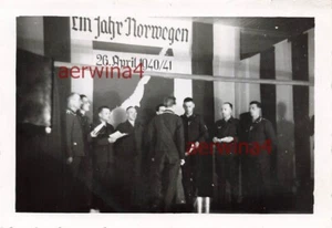 Deutsche Soldaten singen bei Feier 1. Jahr Norwegen Stavanger Norwegen - Bild 1 von 2