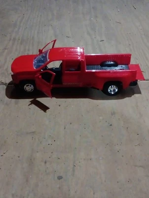 1/20 Scale 2020 Chevy Silverado 3500HD Plastic Dually Pickup Truck (13") New-Ray - Image 1 of 4