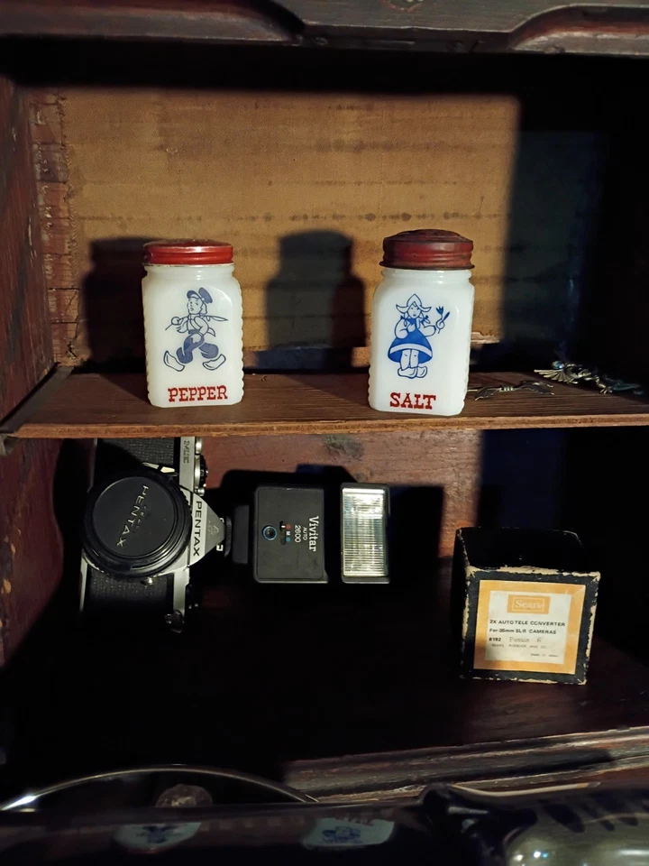 Vidrio de leche Hazel Atlas vintage años 40 holandés niño niña sal pimienta decoración cuello rojo Foto 1 de 4