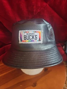 Cappello secchiello Milwaukee Bucks Pride - omaggio 30/03/25 - Foto 1 di 2