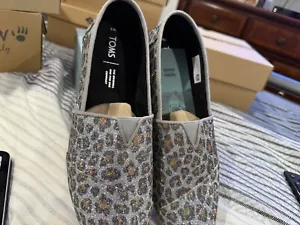 TOMS Women's Classic Slip On Shoes Silver Glitter Cheetah Print Sz 9 - Picture 1 of 4