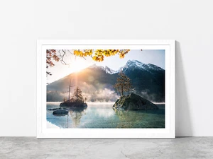 Arte de pared enmarcado en vidrio de día niebla Islands at Hintersee, listo para colgar - Imagen 1 de 6
