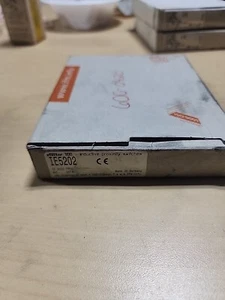 INDUCTIVE PROX SENSOR EFEXTOR IE5202 AC IE-2002-FROG - Picture 1 of 2