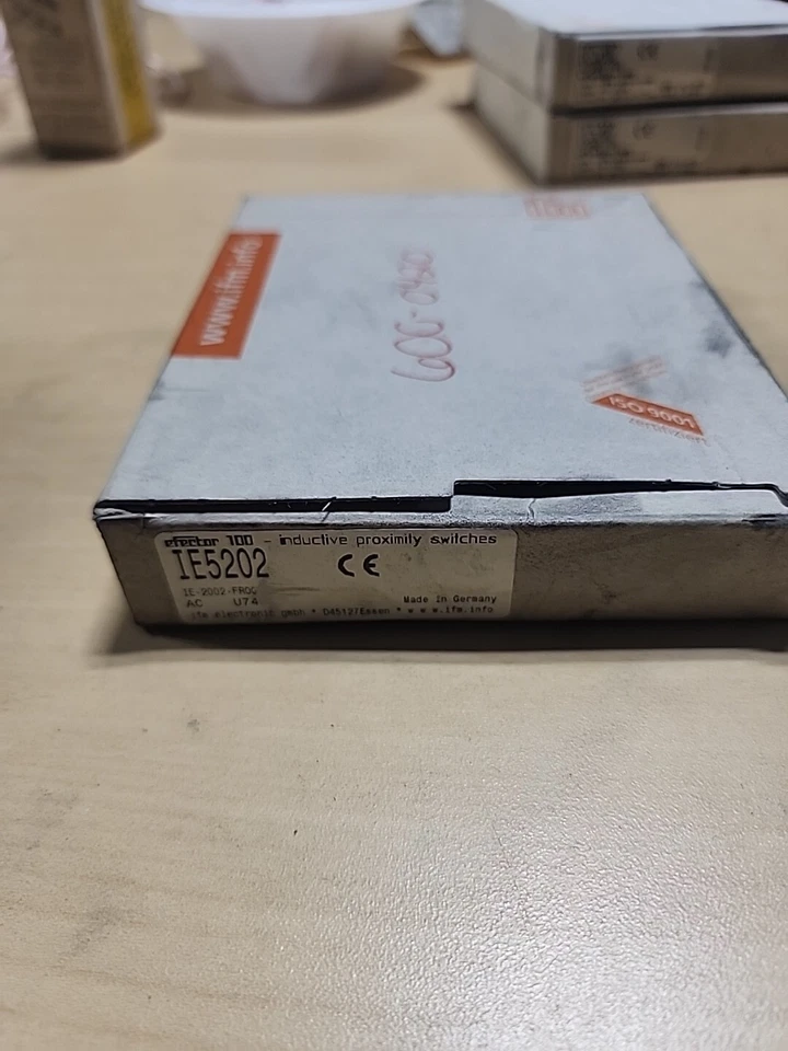 INDUCTIVE  PROX SENSOR EFEXTOR IE5202 AC IE-2002-FROG - Image 1 of 2