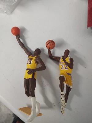 Figura de alineación inicial de Kareem de LA Lakers y par de adornos Magic Johnson Foto 1 de 3