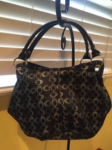 Einzigartig gestaltete Handtasche mit Reißverschluss oben. Medium - Bild 1 von 8
